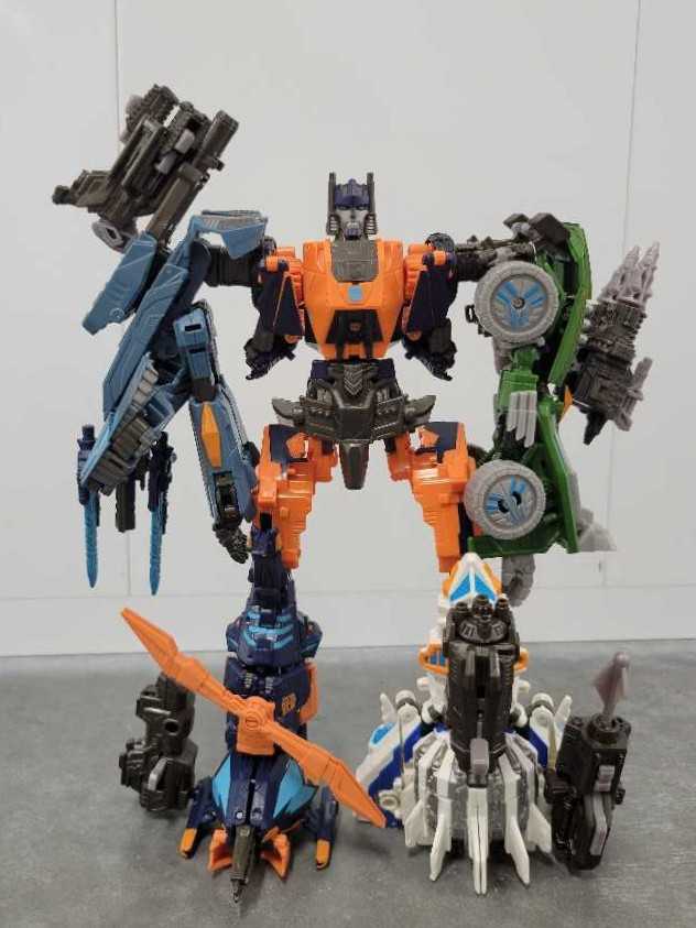 Runination - Hasbro (Generations War For Cybertron) action figure collectible - Main Image 2