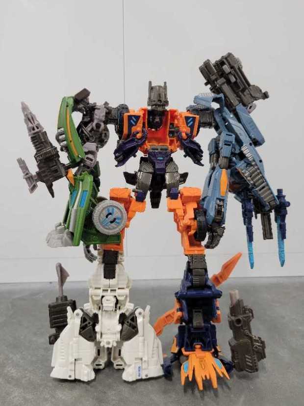 Runination - Hasbro (Generations War For Cybertron) action figure collectible - Main Image 4