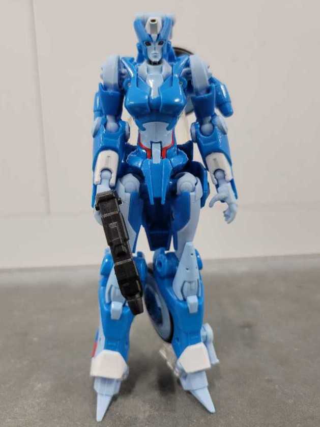 Chromia Robot Mode - Hasbro (Generations) action figure collectible - Main Image 2