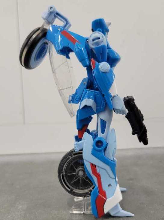 Chromia Robot Mode - Hasbro (Generations) action figure collectible - Main Image 3