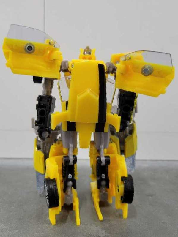 Bumblebee Robot Mode - Hasbro (Generations) action figure collectible - Main Image 4