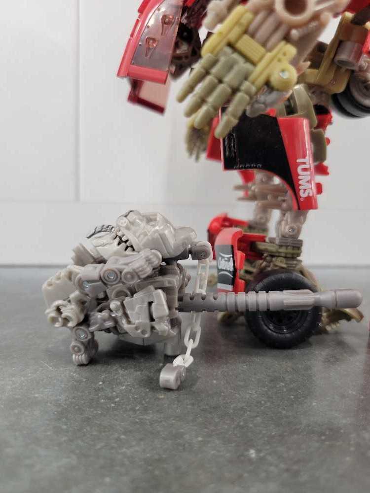 Steeljaw With Lead Foot And Sergeant Detour Gun Mode - Hasbro (Human Alliance) action figure collectible - Main Image 2