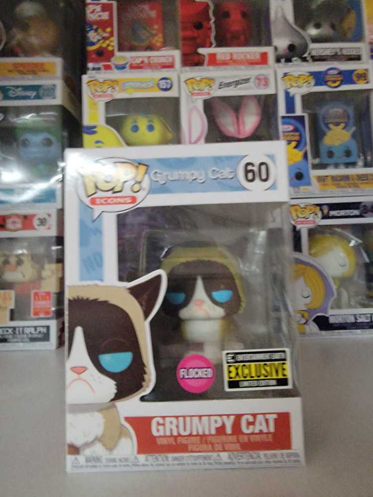 Tembo With Dino Stun Prod And Pacho Hatchling - Jurassic world