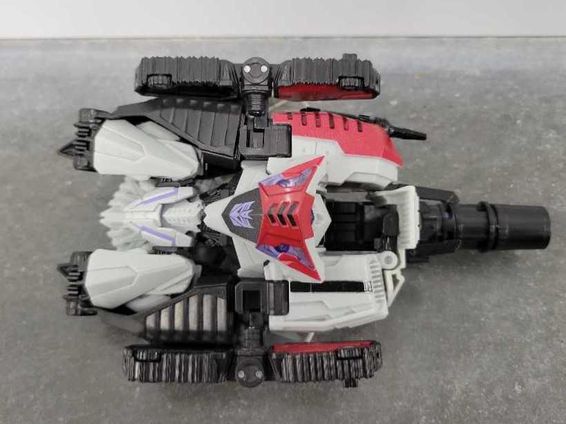 Megatron Cybertronian 3rd Tank Mode - Hasbro (Generations War For Cybertron) action figure collectible - Main Image 4
