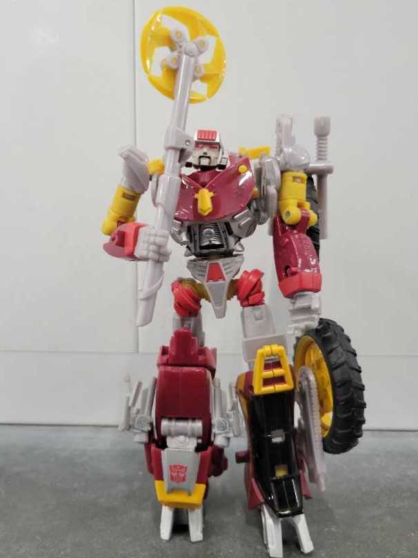 Junkheap 2nd Robot Mode - Hasbro (Generations) action figure collectible - Main Image 2