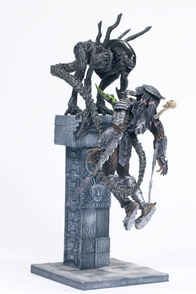 Alien: Alien Attacks Predator - McFarlane Toys (Alien Vs. Predator) action figure collectible - Main Image 2