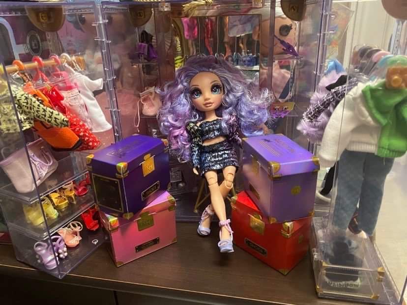 Violet Willow - MGA Entertainment (Rainbow High) action figure collectible [Barcode 035051569602] - Main Image 2