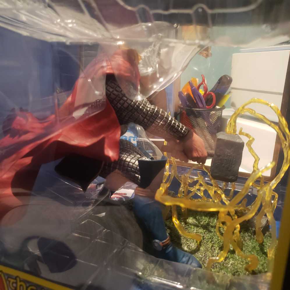 Marvel Gallery The Mighty Thor Classic Statue Diorama Diamond Select Toy - Diamond Select action figure collectible [Barcode 461012645106] - Main Image 2