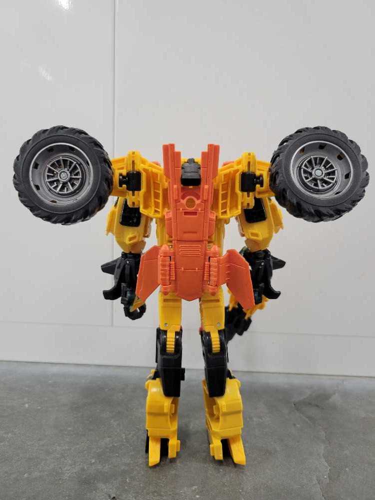Sandstorm Robot Mode - Hasbro (Generations) action figure collectible - Main Image 4