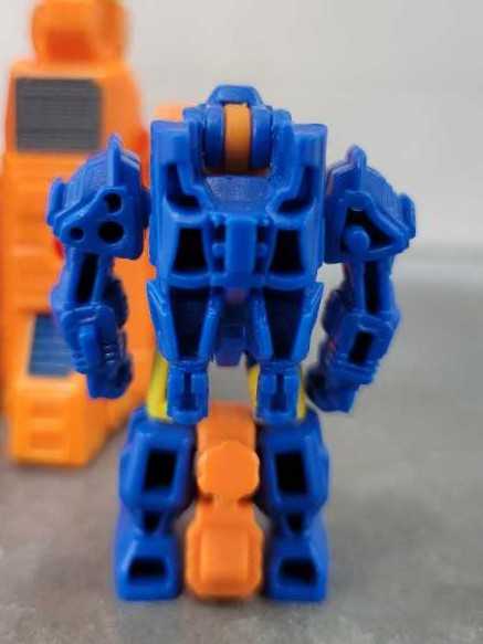 Holepunch With Caliburst And Scoop Robot Mode - Hasbro (Generations) action figure collectible - Main Image 3