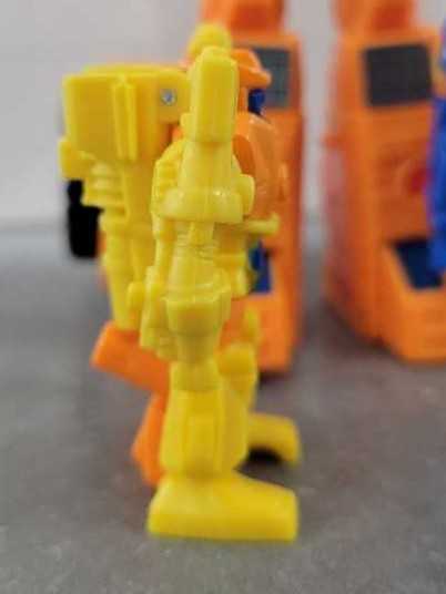 Caliburst Tracer With Scoop And Holepunch - Hasbro (Generations) action figure collectible - Main Image 2