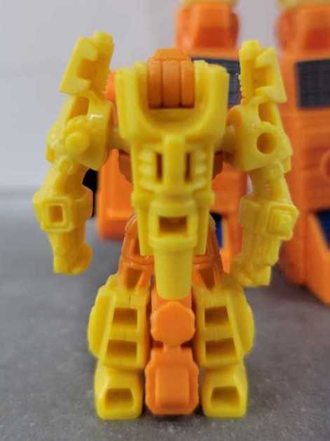 Caliburst Tracer With Scoop And Holepunch - Hasbro (Generations) action figure collectible - Main Image 3
