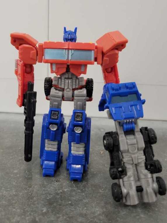 Optimus Prime With Roller Legends Thrilling 30 - Hasbro (Generations) action figure collectible - Main Image 2