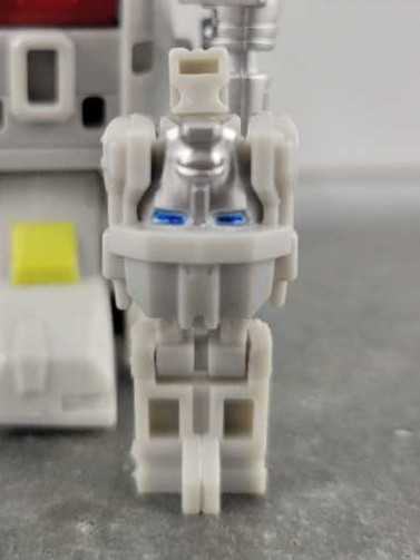 Flameout With Twin Twist - Hasbro (Titans Return) action figure collectible - Main Image 3