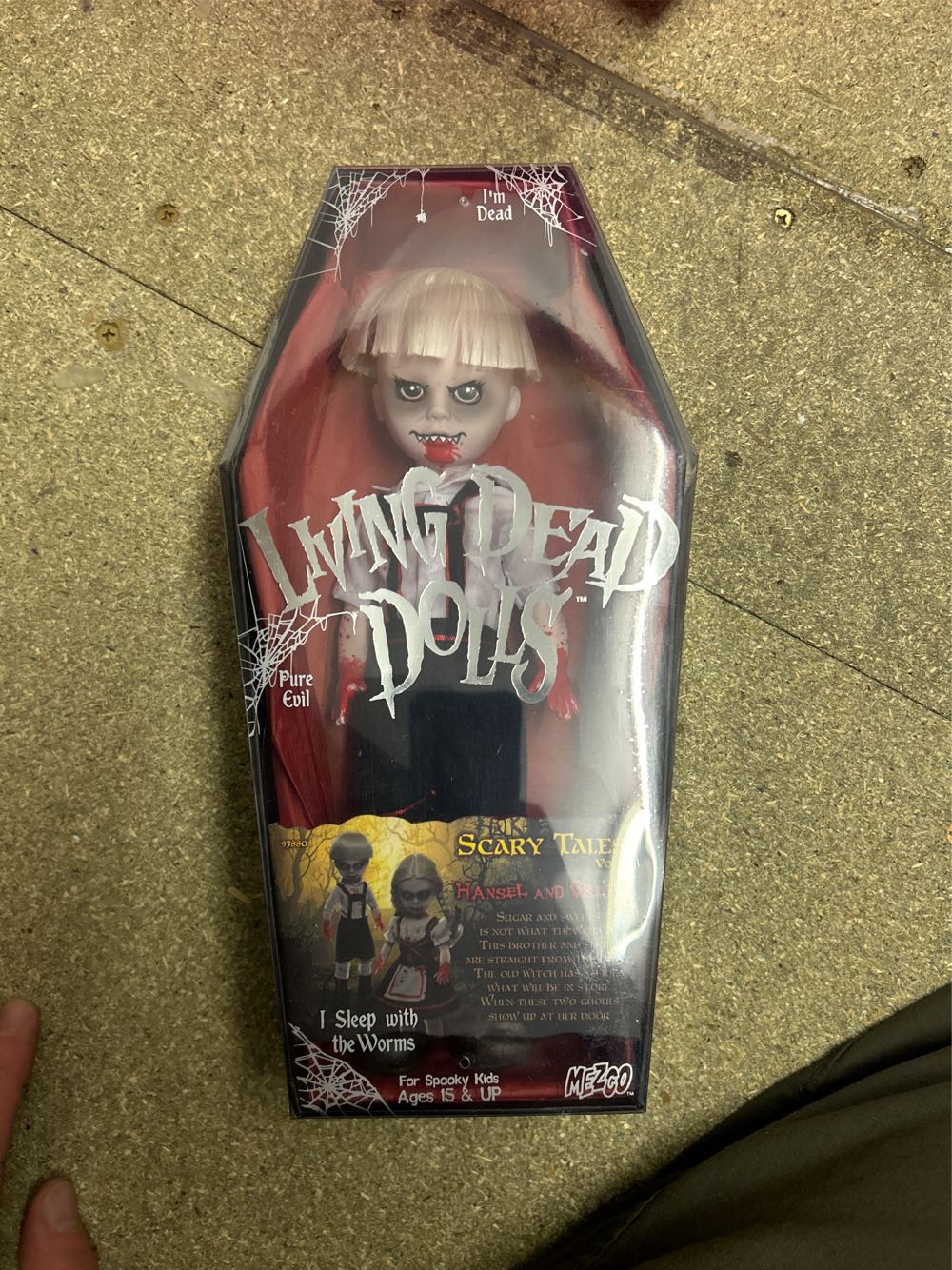 Scary Tales Hansel Dolls Living Dead - Mezco action figure collectible [Barcode 696198938814] - Main Image 2