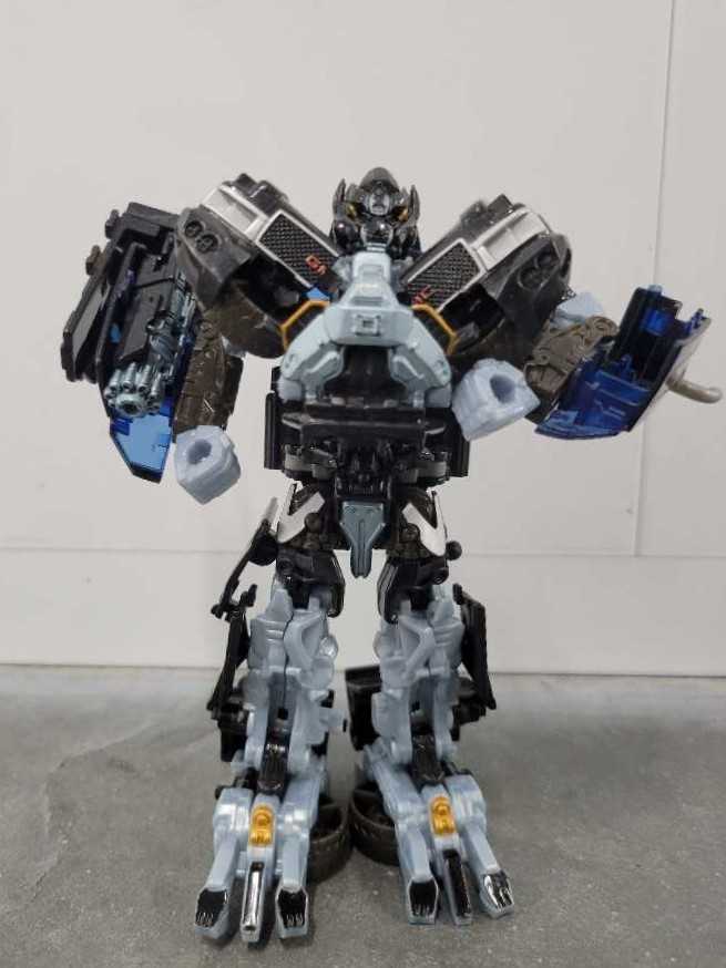 Ironhide Deluxe - Hasbro (Dark Of The Moon) action figure collectible - Main Image 2