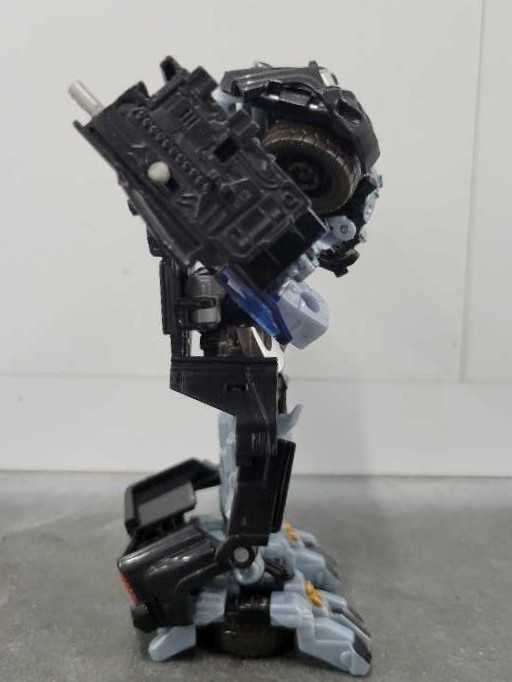Ironhide Deluxe - Hasbro (Dark Of The Moon) action figure collectible - Main Image 3