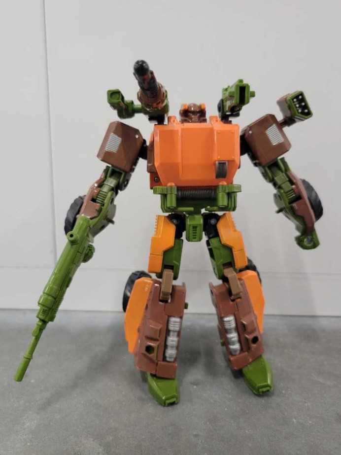 Roadbuster Robot Mode - Hasbro (Generations) action figure collectible - Main Image 2