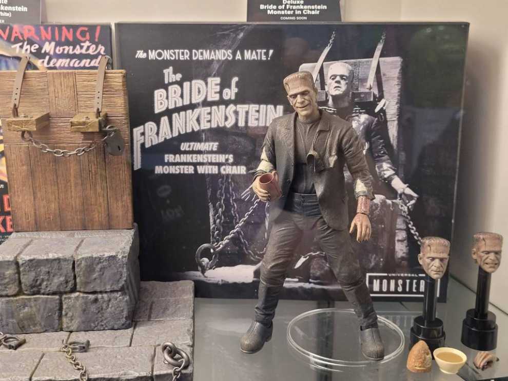 Ultimate Frankenstein’s Monster with Chair - Bride of Frankenstein - Neca (Universal Classic Monsters) action figure collectible - Main Image 3