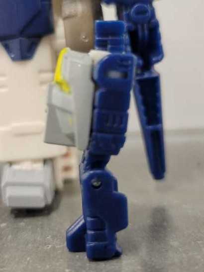 Throttle Rev With Breakaway Robot Mode - Hasbro (Titans Return) action figure collectible - Main Image 2