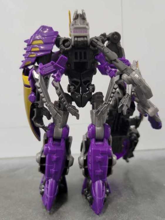 Kickback Cybertronian Robot Mode Missing Insect Leg And Shoulder Pad - Hasbro (Generations War For Cybertron) action figure collectible - Main Image 4