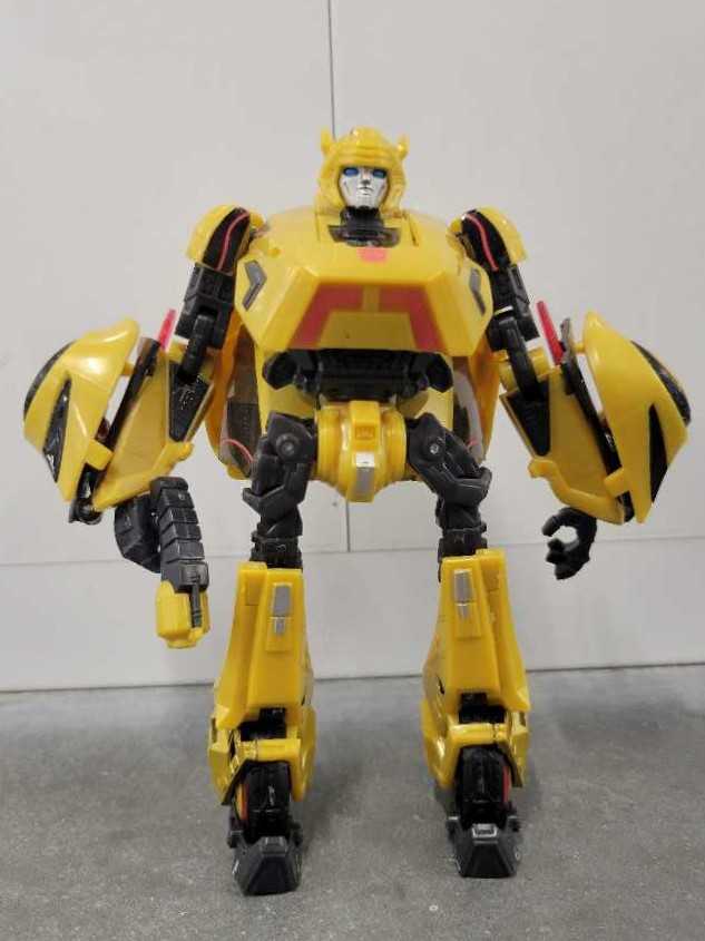 Bumblebee Cybertronian 2nd Robot Mode - Hasbro (Generations War For Cybertron) action figure collectible - Main Image 2