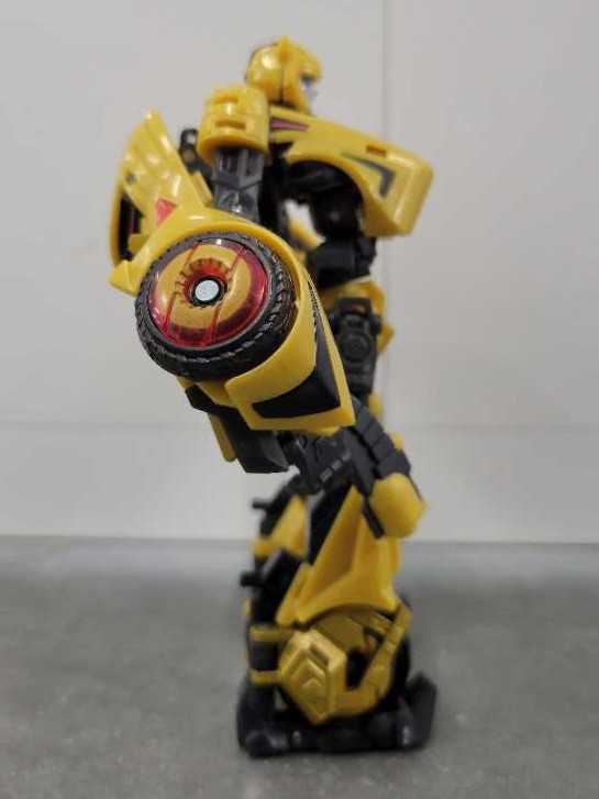 Bumblebee Cybertronian 2nd Robot Mode - Hasbro (Generations War For Cybertron) action figure collectible - Main Image 3