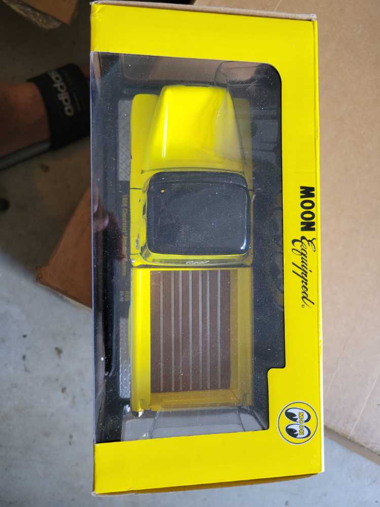 *M2 Machines Chevrolet Apache Cameo 10 Square Body Truck R86 21-10 In Box New!  action figure collectible [Barcode 5277468016026] - Main Image 4