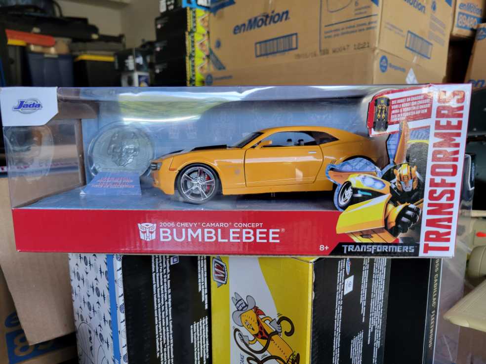 2006 Chevy Camaro Concept Yellow Bumblebee With Robot On Chassis And Collectible Metal Coin Transformers Movie 1 24 Diecast Model Car By Jada 98497  action figure collectible [Barcode 801310984970] - Main Image 2