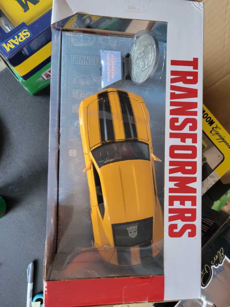 2006 Chevy Camaro Concept Yellow Bumblebee With Robot On Chassis And Collectible Metal Coin Transformers Movie 1 24 Diecast Model Car By Jada 98497  action figure collectible [Barcode 801310984970] - Main Image 3