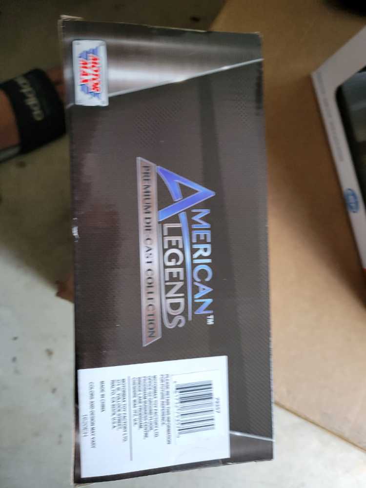 Motor Max American Legends 1:27 Scale 2019 Ram 1500 Crew Cab Laramie  - Motor Max action figure collectible [Barcode 661732793570] - Main Image 3