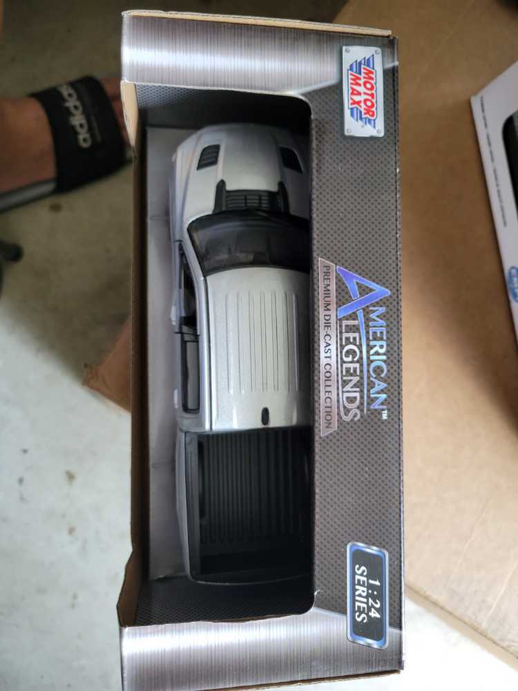 Motor Max American Legends 1:27 Scale 2019 Ram 1500 Crew Cab Laramie  - Motor Max action figure collectible [Barcode 661732793570] - Main Image 4