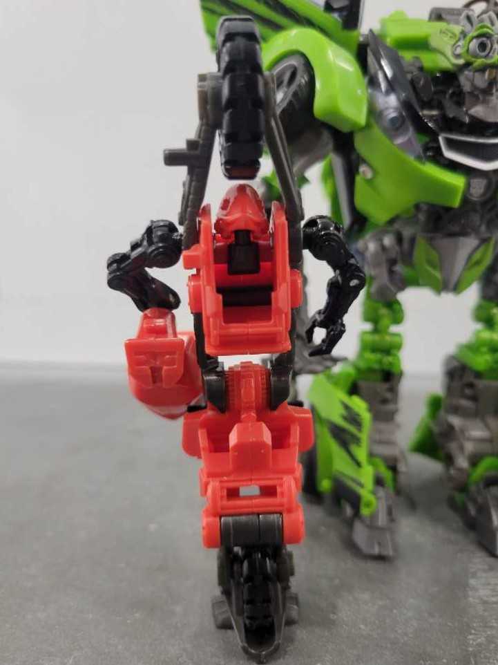 Arcee With Mikaela And Skids Robot Mode - Hasbro (Human Alliance) action figure collectible - Main Image 3