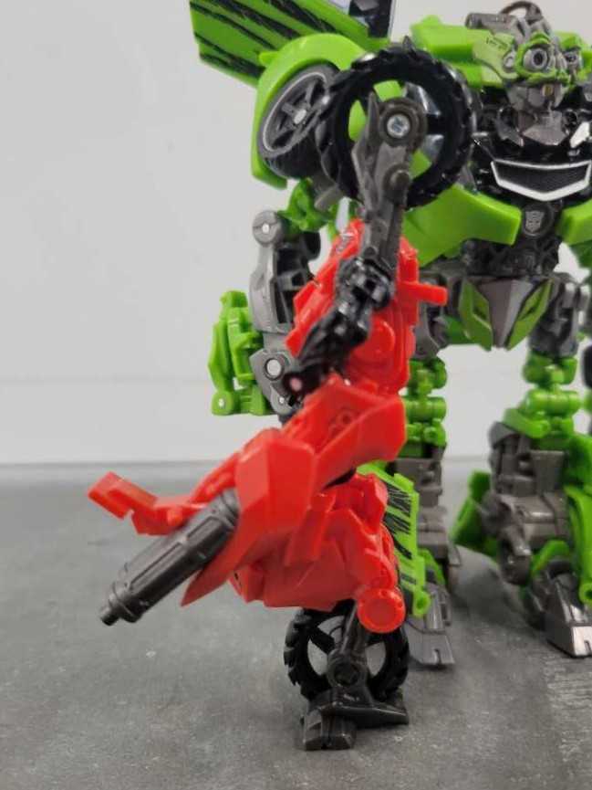 Arcee With Mikaela And Skids Robot Mode - Hasbro (Human Alliance) action figure collectible - Main Image 4