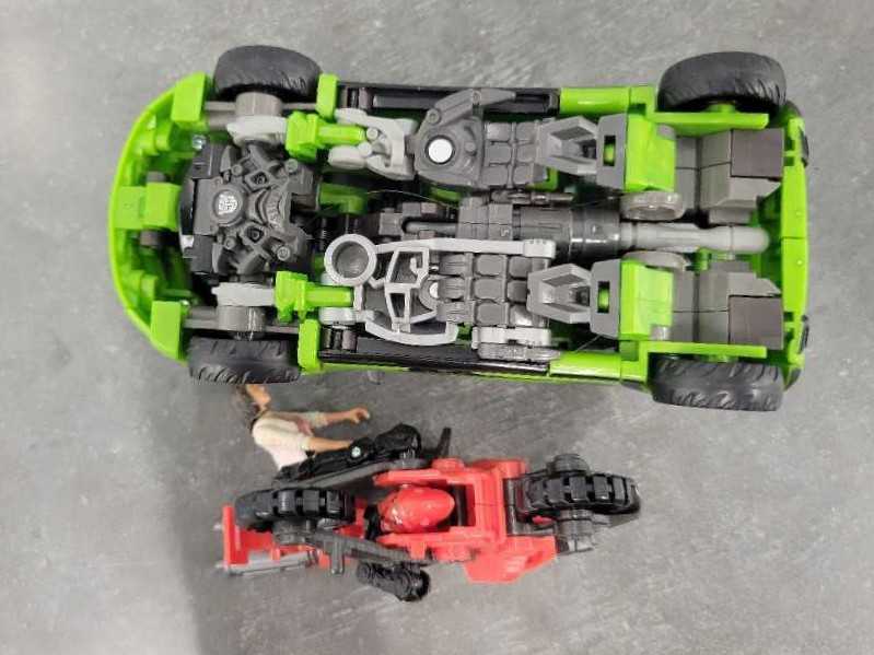 Skids With Arcee And Mikaela Vehicle Mode  - Hasbro (Human Alliance) action figure collectible - Main Image 4