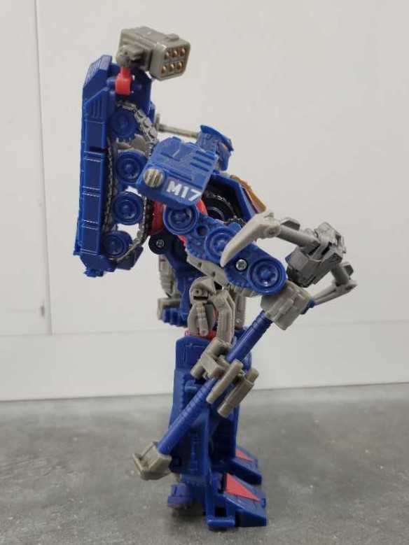 Darkmount Robot Mode - Hasbro (Generations) action figure collectible - Main Image 3