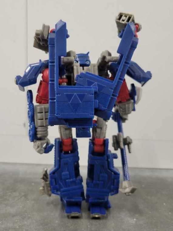 Darkmount Robot Mode - Hasbro (Generations) action figure collectible - Main Image 4