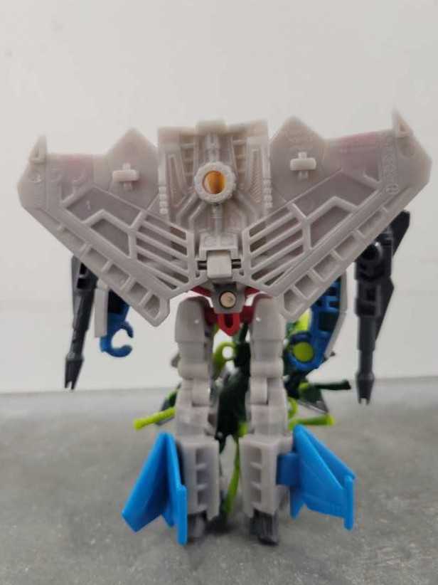 Starscream With Waspinator  - Hasbro (Generations) action figure collectible - Main Image 4