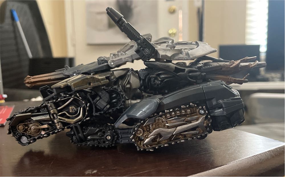 Transformers Battle Damaged Megatron  action figure collectible - Main Image 2