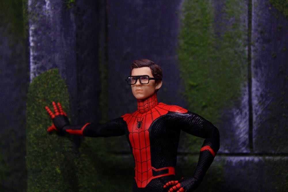 Spider-man Far from Home - Mezco ONE:12 (Spider-man Tom Holland) action figure collectible - Main Image 2