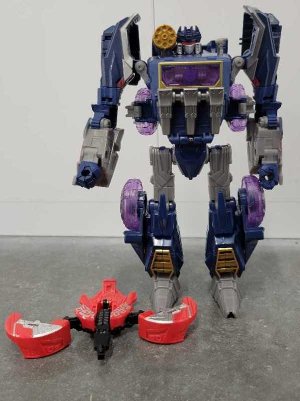 Soundwave With Laserbeak Voyager 2nd Robot mode - Hasbro (Generations War For Cybertron) action figure collectible - Main Image 2