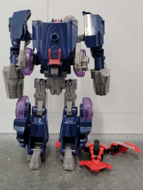 Soundwave With Laserbeak Voyager 2nd Robot mode - Hasbro (Generations War For Cybertron) action figure collectible - Main Image 4