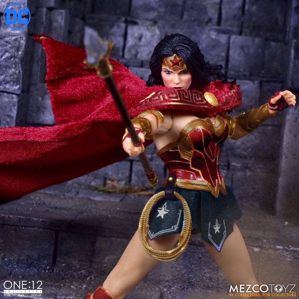 Wonder Woman Comic - Mezco ONE:12 (Justice League Classic) action figure collectible - Main Image 2