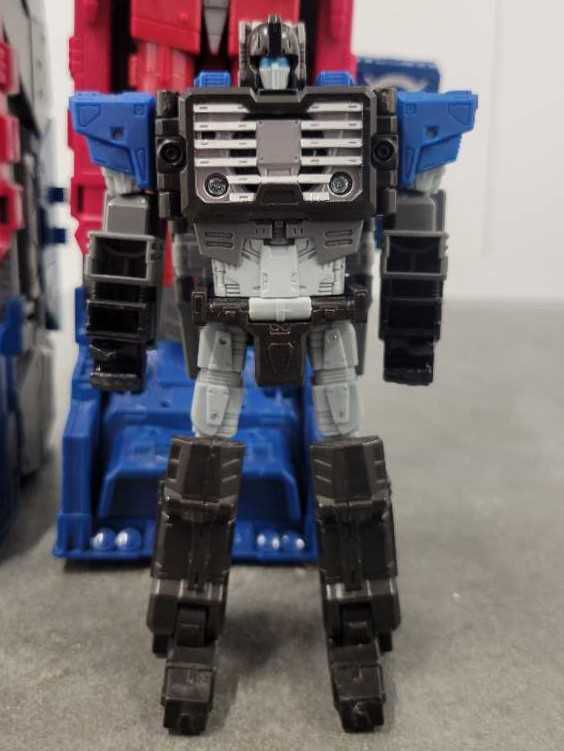 Cerebros With Fortress Maximus And Emissary  - Hasbro (Titans Return) action figure collectible - Main Image 2