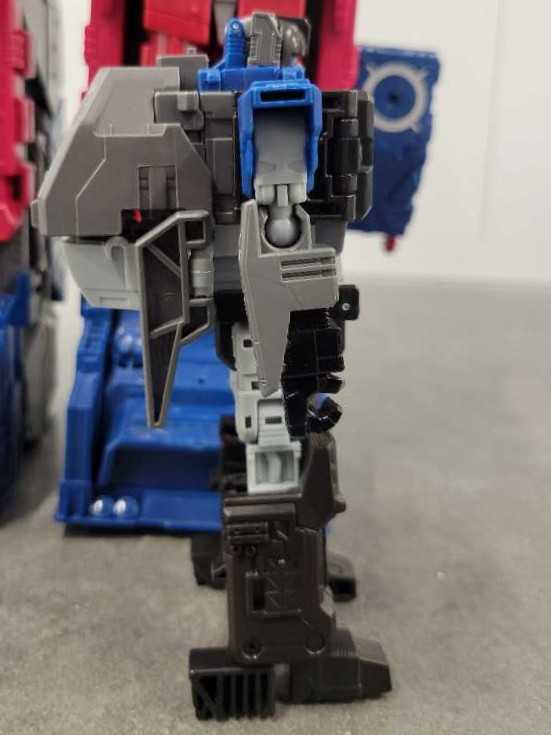 Cerebros With Fortress Maximus And Emissary  - Hasbro (Titans Return) action figure collectible - Main Image 3