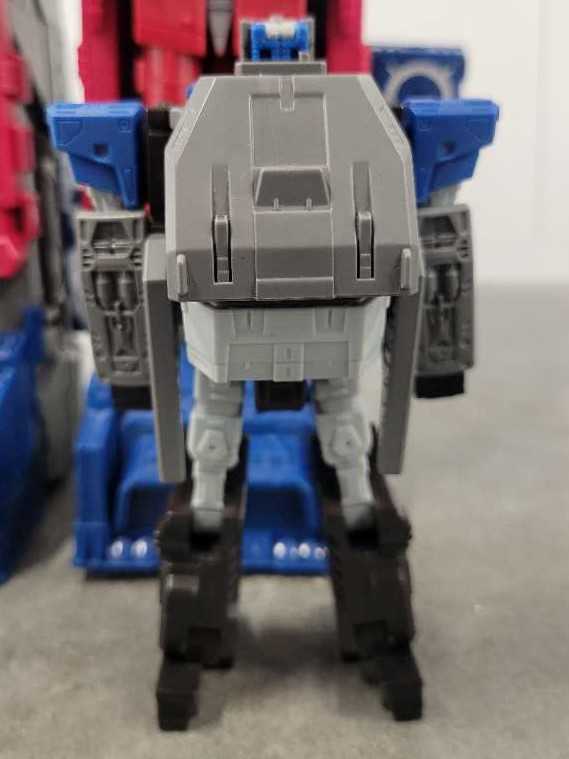 Cerebros With Fortress Maximus And Emissary  - Hasbro (Titans Return) action figure collectible - Main Image 4
