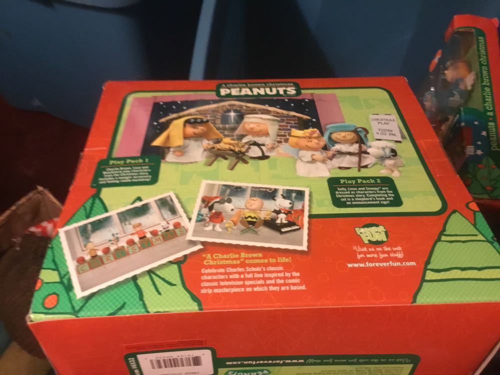 Peanuts ChrIstmas Play Pack 1 - Forever Fun (Peanuts) action figure collectible [Barcode 879104005323] - Main Image 2