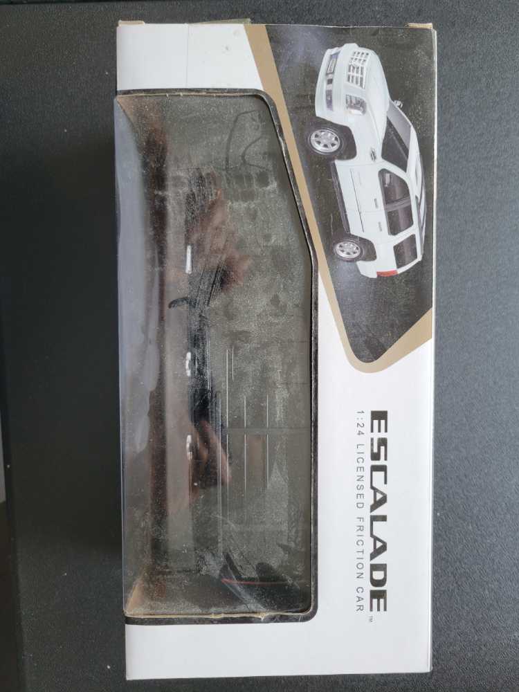 GM Cadillac Escalade 1:24 Red  action figure collectible [Barcode 752229068247] - Main Image 4