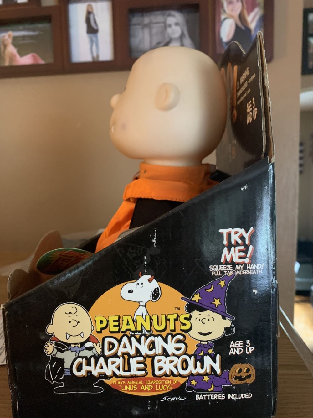 Peanuts Dancing Vampire Charlie Brown - United Feature Syndicate, Inc action figure collectible [Barcode 086786201305] - Main Image 2