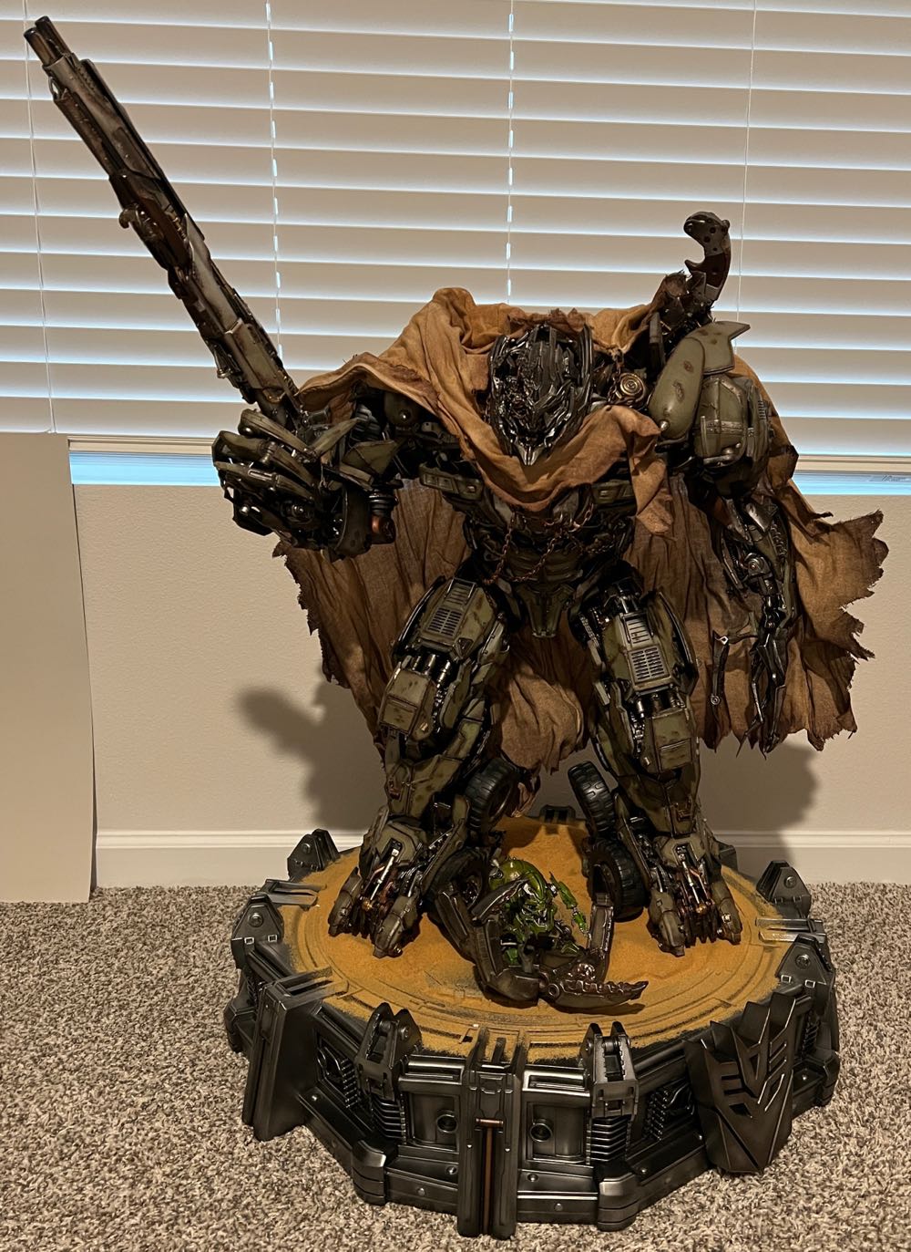 Megatron - Museum Masterline - Transformers: Dark Of The Moon - Prime 1 Studio (Transformers: Dark Of The Moon) action figure collectible - Main Image 2